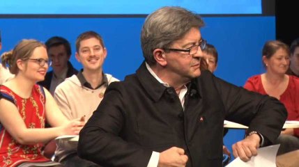 Mélenchon s'amuse de la situation du PS qu'il compare à un casse-noix