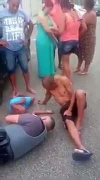 Ce policier se couche au sol pour rassurer un enfant qui vient d'etre percuté par une voiture