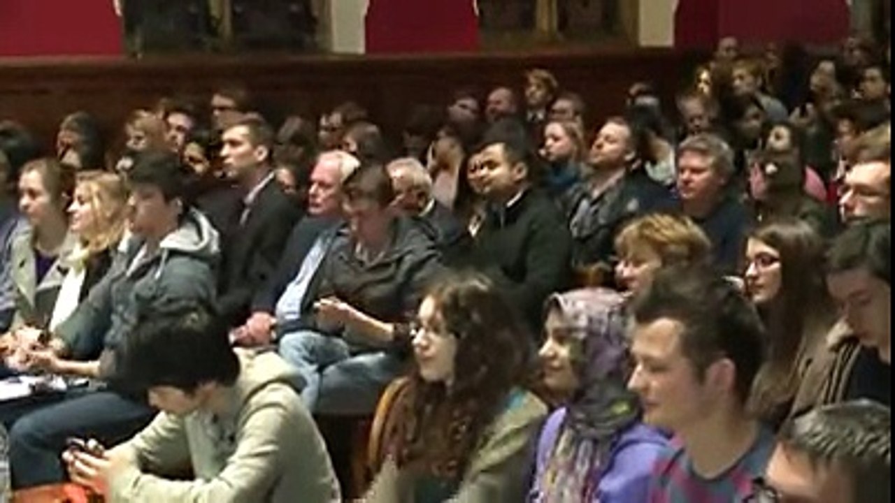 استمعوا جيّدا إلى هذا العالم البريطاني الذي يوضّح ويؤكّد أنّ الإسلام دين سلام وسلم وأمن في