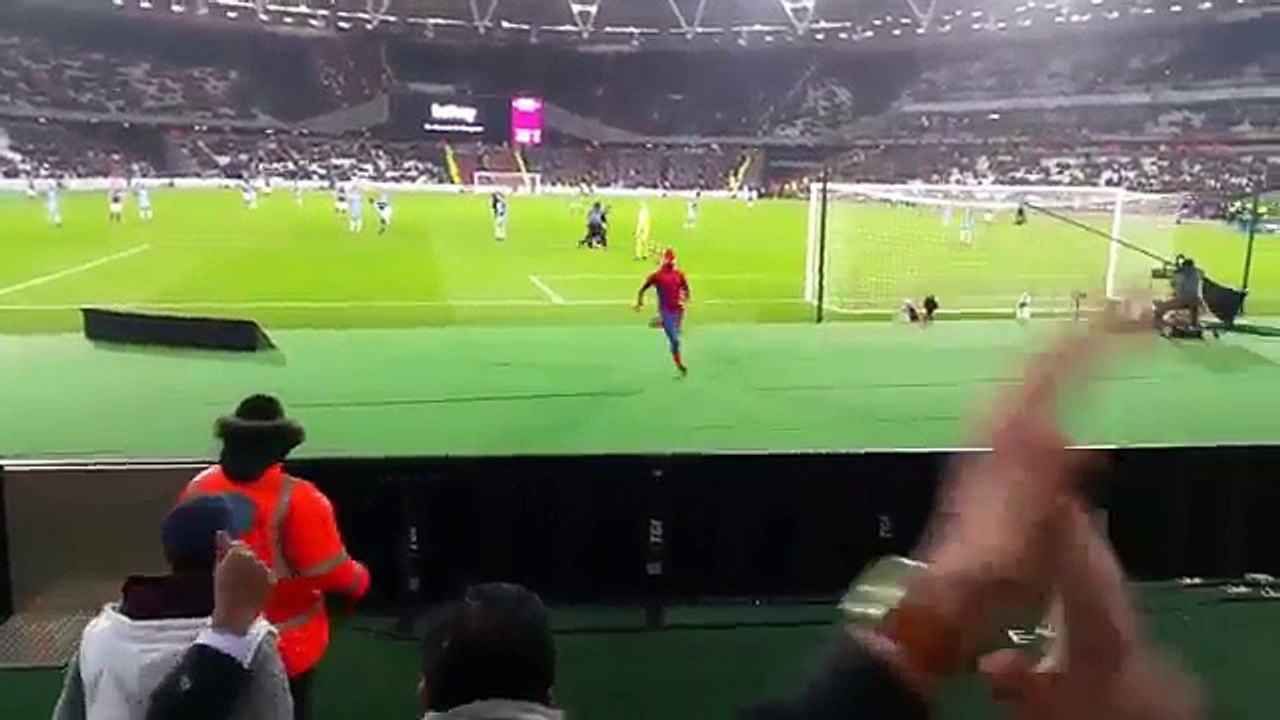 Deux supporters pénètrent sur un stade pendant un match de foot déguisé en spiderman !
