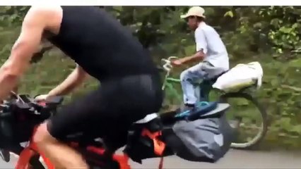 Un agriculteur colombien de 63 ans ridiculise deux triathlètes européens pendant une ascension en vélo