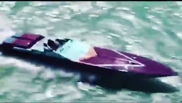 Un hors-bord fait des sauts assez fous sur des vagues