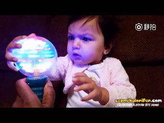 Işıklı Oyuncağına Bakıp Bakıp Hipnoz Olan Ufaklık