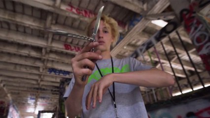 Du skill avec un couteau papillon