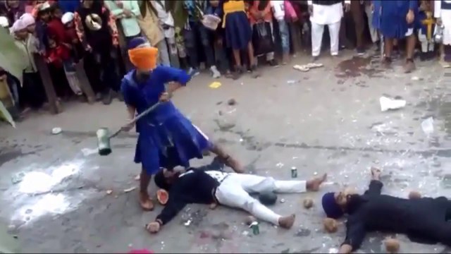 Un Sikh se prend un coup de masse sur la tête