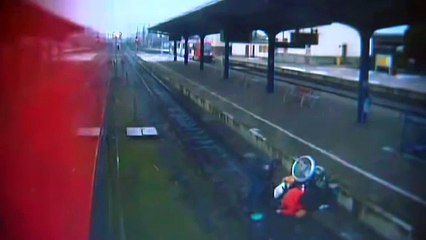 Il pousse une femme en chaise roulante sur les rails