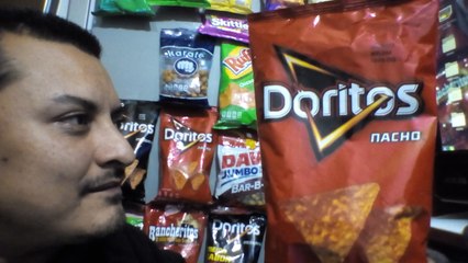 DORITOS NACHO PREPARADOS CON VARIAS SALSAS DE MEXICO UN CHILE HABANERO Y UNA GASEOSA DR PEPPER