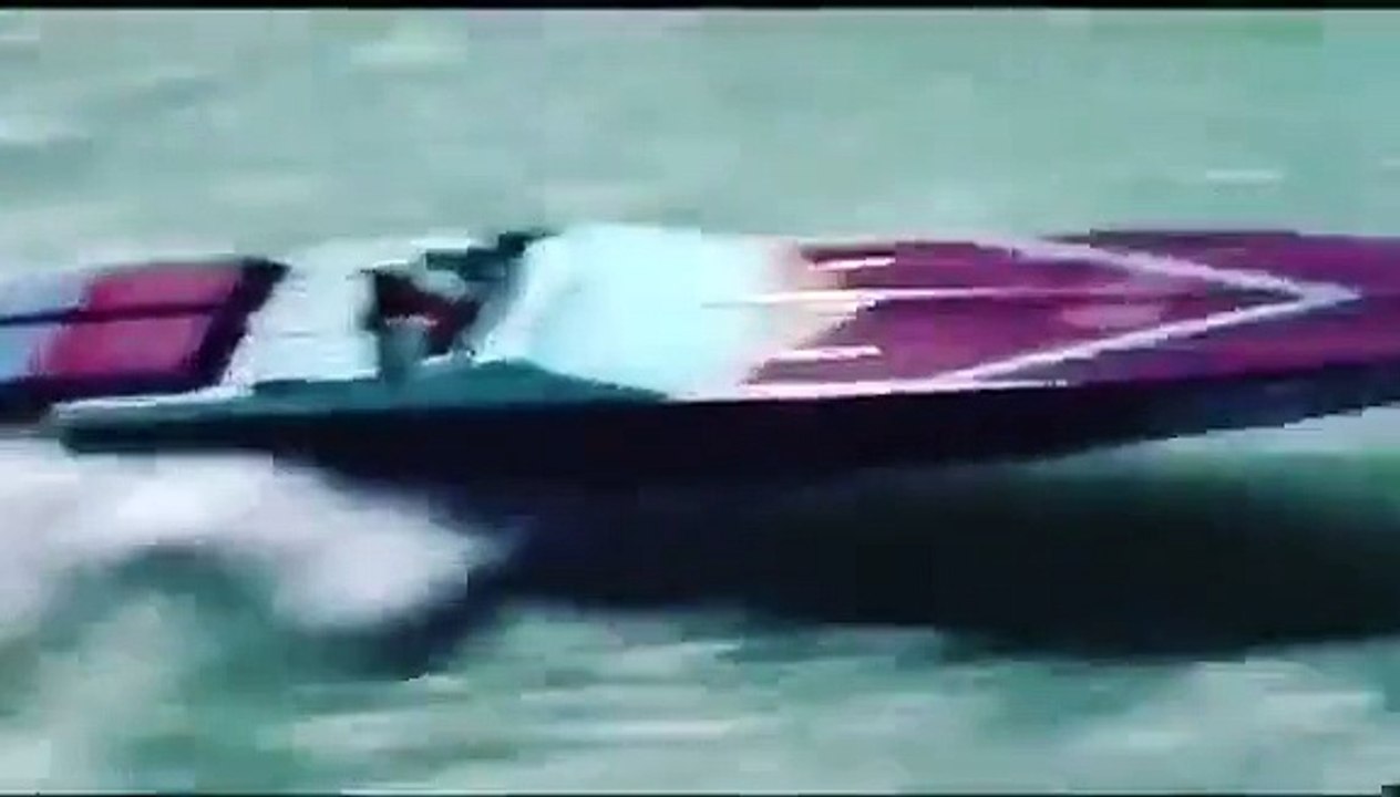 Il fait des sauts de malade sur les vagues