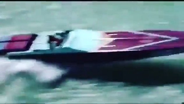 Il fait des sauts de malade sur les vagues