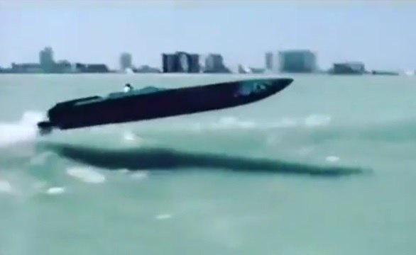 Régis mets les watts sur son hors-bord il fait des sauts assez fous sur des vagues.