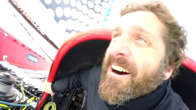 Salut Éric. Belle course à ce jour toujours pleines d'émotions. Bravo pour un bleu c'est cool. Arrivé à bon port avec un vent favorable jusqu'au sable. Mon bateau Lola sera peut être une expérience pour moi comme le Vendée globe pout toi. Kenavo