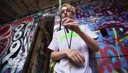 Jongler avec un couteau-papillon