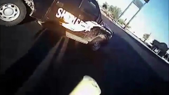 Çıplak kadın polis arabasını çaldı!