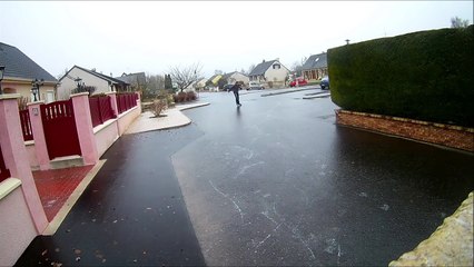 En Ardennes il fait du patin à glace dans sa rue