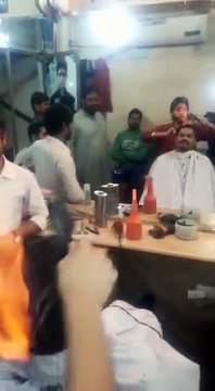 بالفيديو.. الحرق بالنار ..أحدث طرق الحلاقين فى قص الشعر