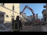 Amatrice (RI) - Terremoto, demolizione casa in Corso Umberto (12.01.17)