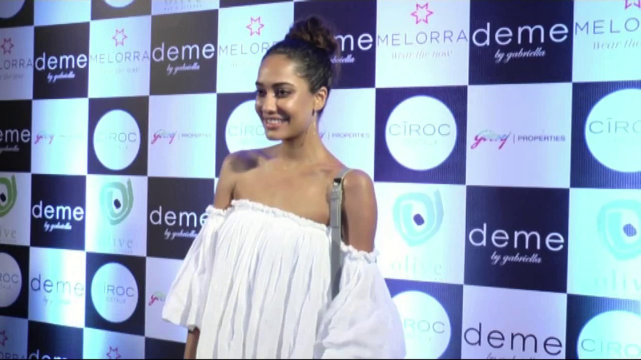Lisa Haydon flaunts her BABY BUMP!