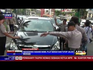 Mahasiswa Hadang Mobil Plat Merah dan Tutup Jalan
