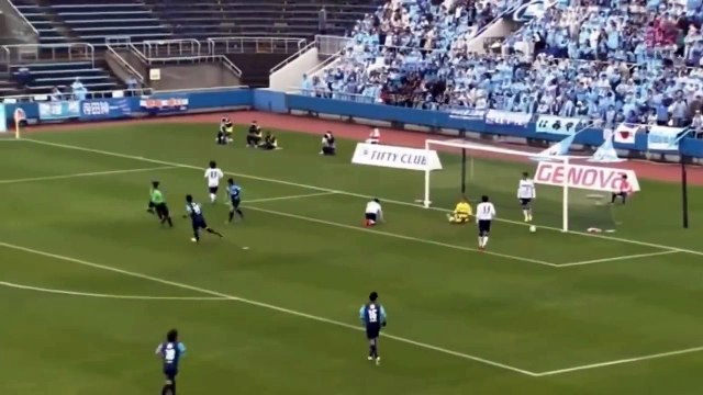 À 48 ans, Kazuyoshi Miura marque un but de la tête lors d'un match de foot