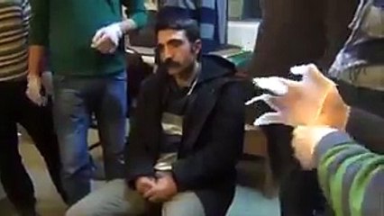 Dokunur dokunmaz slogan atmaya başlayan polis sensörlü eylemci