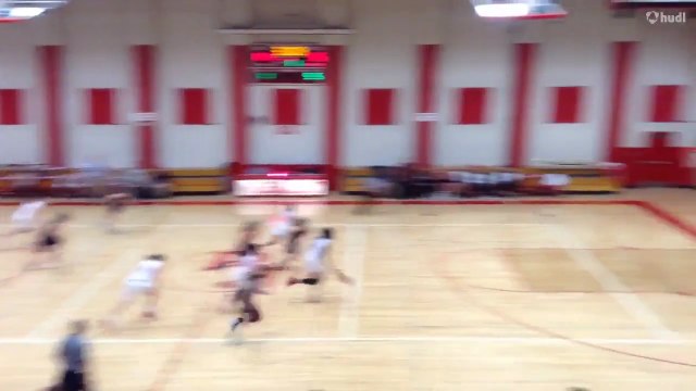 Dunk d'une basketteuse de 15 ans en plein match