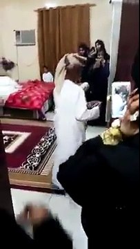 Peygamber Sünnetini yerine getirip küçük yaşta kızla evlenen ve gerdeğe girmeye hazırlanan hacı dayı.