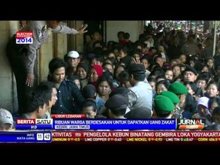 Ribuan Warga Berdesakan Untuk Dapatkan Uang Zakat