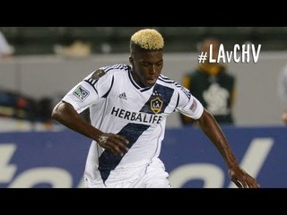 GOAL: Gyasi Zardes muscles through defense to find goal | LA Galaxy vs. Chivas USA