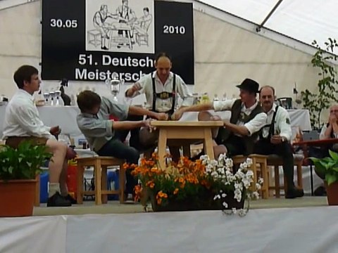 7-Porter d'épouses, combat d'orteils, dix sports aussi insolites qu’intrigants