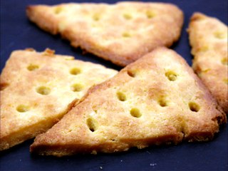 4-ingredient crispy cheese crackers