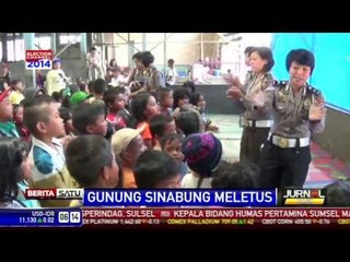 Polwan Hibur Anak-Anak Pengungsi Gunung Sinabung