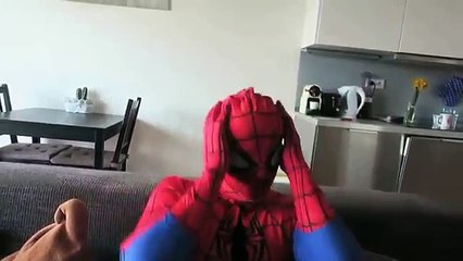 Spider-Man et enceinte Elsa cœur froid contre le diable Elsa! Super-héros drôle réel