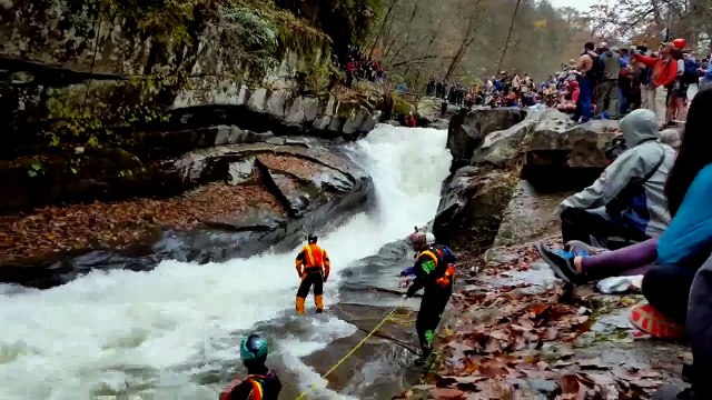Спасение каякера на горной реке
