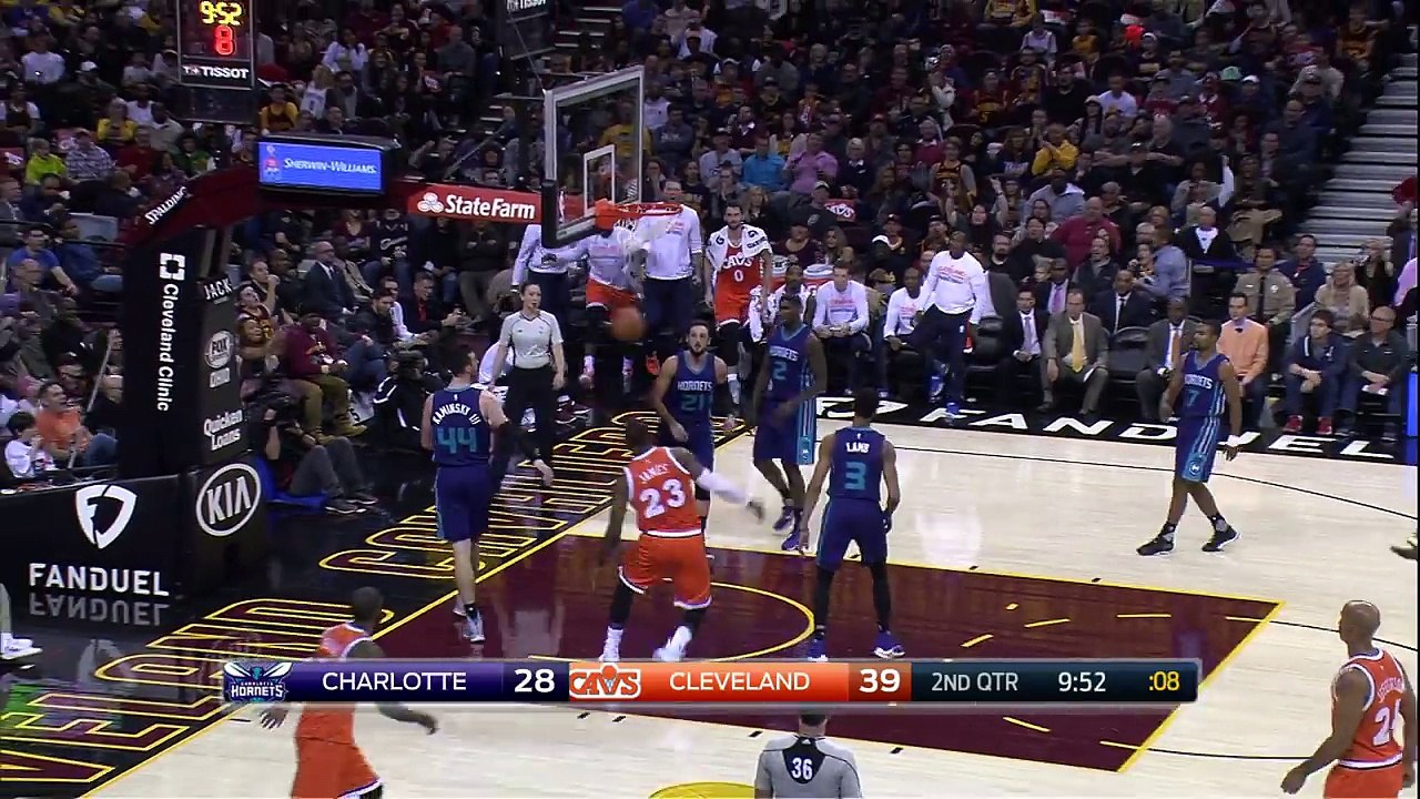 LeBron James Punches Reverse Dunk Against Charlotte  _  12.10.16-nMjtcbzfspo