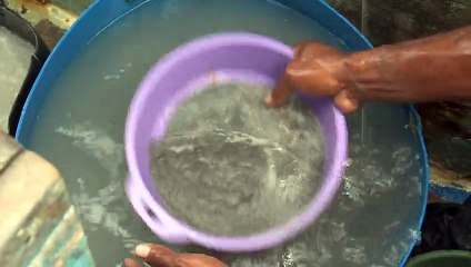 En Indonésie, ils risquent leur vie pour l'étain des smartphones