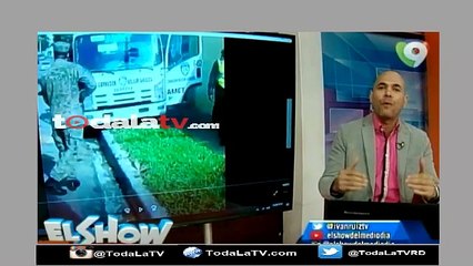 Controversia por supuesto Coronel que le saca M16 a agentes de Amet-El Show Del Mediodía-Video
