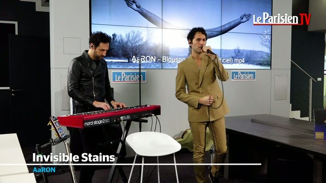 AaRON chante en live au Parisien