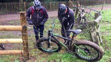 Ce VTT accroché dans une clôture électrique cause de gros soucis aux cyclistes