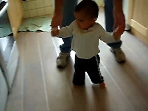 Néo fait quelques pas (11 mois)