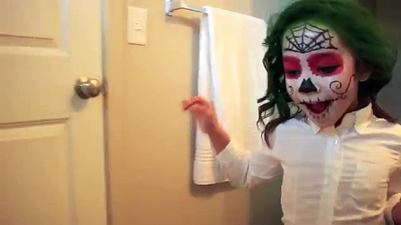 Bad Joker Girl Turns into Elsa Mermaid Super Slushy Gelli Baf