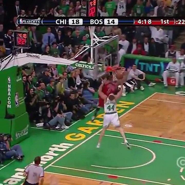 Scalabrine Throws It Down On Derrick Rose !