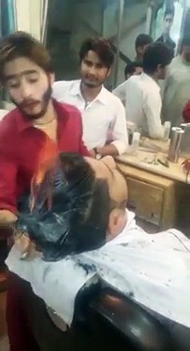 Un coiffeur met le feu aux cheveux de ses clients !
