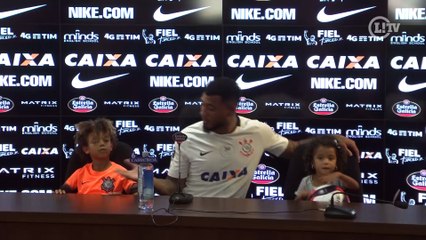 Que figuras! Filhos de Kazim roubam a cena em coletiva no Corinthians