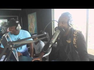 Kedjevara Dj en freestyle sur le son de D-MAX.