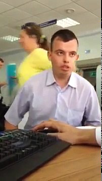 Чувак берёт кредит в банке)))