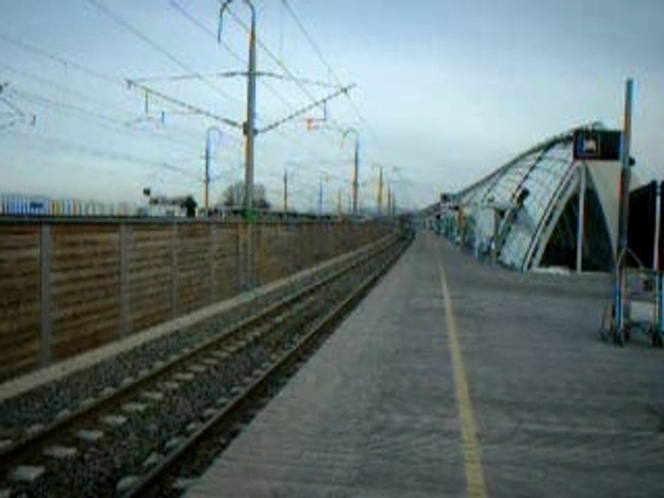 PAssage d'un TGV  à pleine vitesse Gare AVIGNON TGV