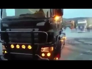 Мужик на крутой фуре нарезает пятаки  Чудо дрифт