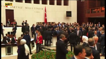 Plas grushti ne parlamentin turk