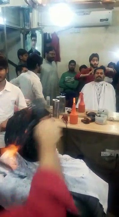 Un coiffeur enflamme les cheveux de son client