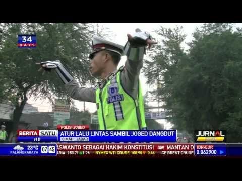 Seorang Polantas di Cimahi Mengatur Lalu Lintas Sambil Joged